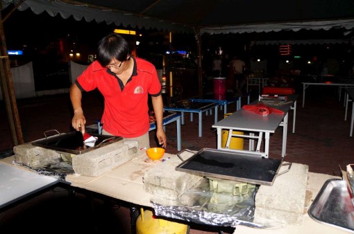 前任汉堡主厨操刀清洗铁盘