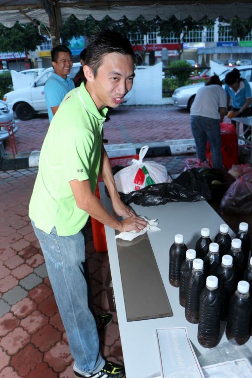 水果、凉茶摊位的摊主