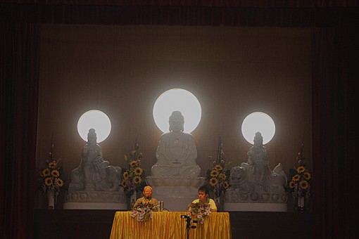 第一场课题《僧俗互动的现象与观察》