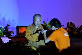 筹委会主席李贵然供养法师