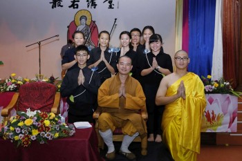 青中佛学会和开心法师合照