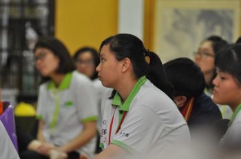 大家聚精会神地听课